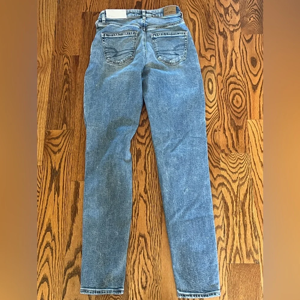 NWT- American Eagle Strigid Ripped Mom Jeans in Blown Out Blue- Size 00 Long